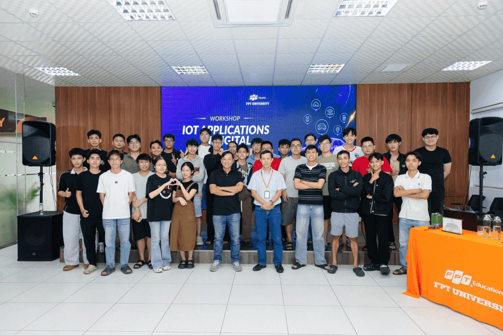 Sinh viên Đại học FPT khám phá ứng dụng IoT và xu hướng ngành Công nghệ ô tô số