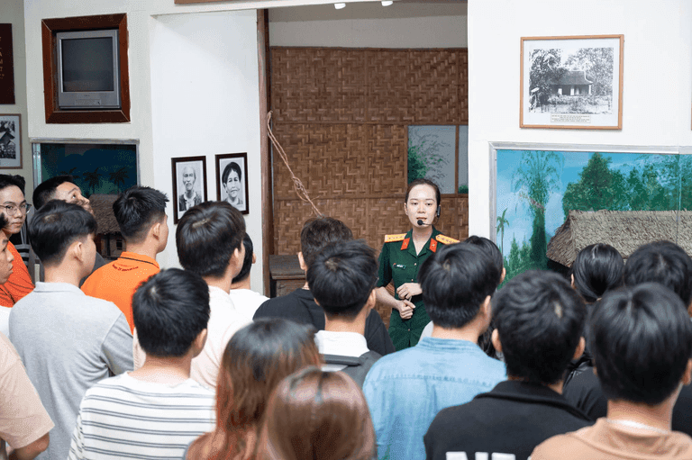 Sinh viên Trường Đại học FPT "chạm" vào lịch sử qua hiện vật