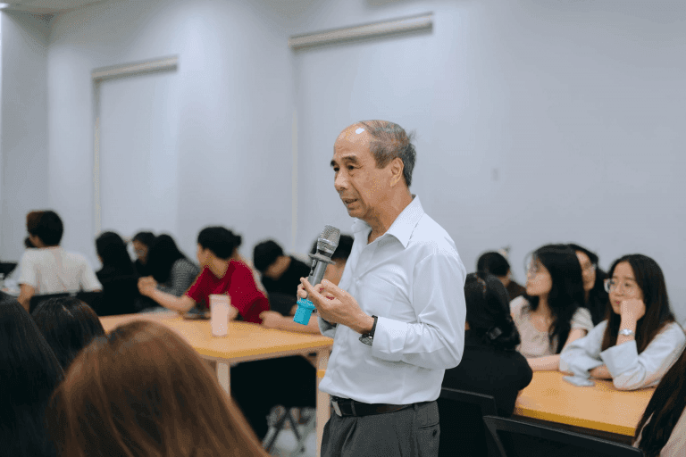 Sinh viên Đại học FPT thảo luận về AI và đạo đức kinh doanh cùng Giáo sư Hồ Tú Bảo