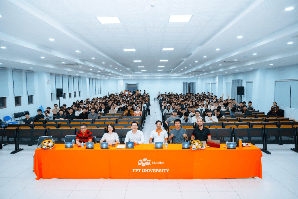 Đại học FPT Đà Nẵng lan tỏa tinh thần đổi mới sáng tạo với Seminar “Be Successful in Your Own Way” và Kickoff FShark 2026