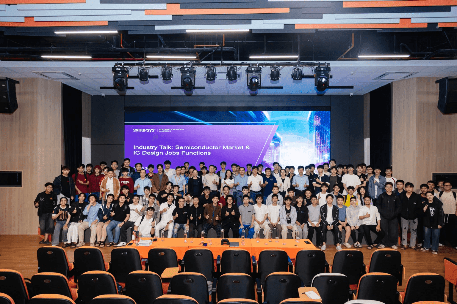 Sinh viên Đại học FPT tìm hiểu cơ hội nghề nghiệp trong lĩnh vực bán dẫn