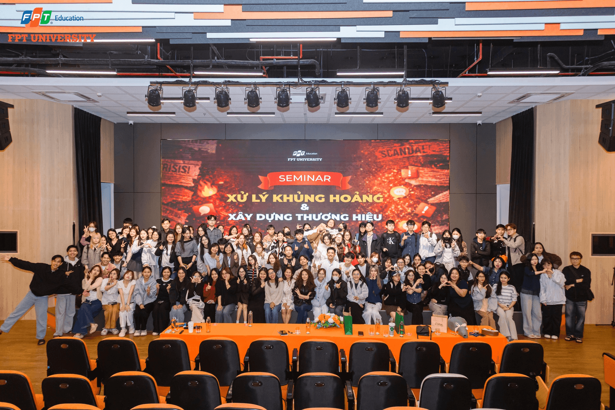 Sinh viên Trường Đại học FPT Đà Nẵng thảo luận thực tiễn về xử lý khủng hoảng truyền thông và xây dựng thương hiệu